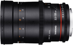 800q-01_103504 Musta Samyang 135mm T2.2 VDSLR ED UMC - Sony FE -objektiivi näkyy vaakasuorassa, siinä on oranssit ja valkoiset tarkennus- ja aukkomerkinnät ja merkintä MADE IN KOREA.