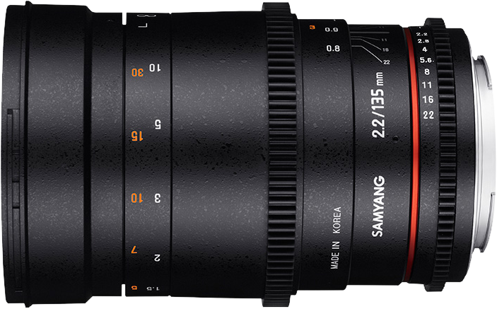 800q-01_103504 Musta Samyang 135mm T2.2 VDSLR ED UMC - Sony FE -objektiivi näkyy vaakasuorassa, siinä on oranssit ja valkoiset tarkennus- ja aukkomerkinnät ja merkintä MADE IN KOREA.