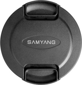 800q-01_103657 Samyang Front Cap for AF 35mm f/2.8 Sony FE (CF-40) on musta linssinsuojus, jossa on valkoisella "SAMYANG" painettu soikeaan keskelle, ja siinä on kaksi puristussalpaa turvallista kiinnitystä varten.