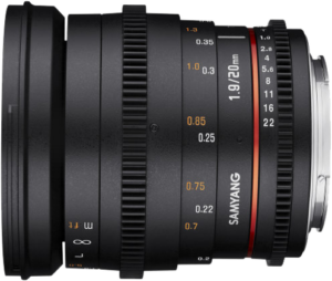 Samyang 20mm T1.9 ED AS UMC - Sony FE -objektiivi näkyy sivulta, ja siinä on tarkennus- ja aukkorenkaat merkinnöillä, punainen aksenttirengas ja metallinen objektiivikiinnike.