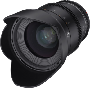 800q-01_114561 Lähikuvassa Samyang 35mm T1.5 VDSLR MK2 for Canon EF -objektiivista näkyy sen musta runko, terälehden muotoinen linssinsuojus, yksityiskohtaiset tarkennus- ja aukkomerkinnät sekä sivuun kaiverrettu "35 T1.5".