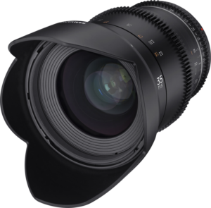 Lähikuvassa Samyang 35mm T1.5 VDSLR MK2 for Canon EF -objektiivista näkyy sen musta runko, terälehden muotoinen linssinsuojus, yksityiskohtaiset tarkennus- ja aukkomerkinnät sekä sivuun kaiverrettu "35 T1.5".