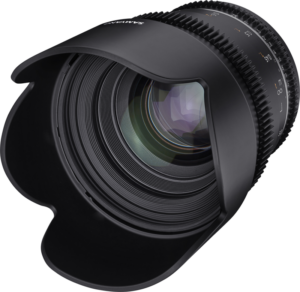 Lähikuva Samyang 50mm T1.5 VDSLR MK2 -objektiivista Canon EF:lle, jossa on musta runko, terälehden muotoinen huppu, yksityiskohtaiset lasielementit ja tarkennusrengas etäisyysmerkinnöillä.