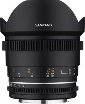 Lähikuva Samyang 14mm T3.1 VDSLR MK2 -objektiivista Canon EF:lle, jossa on leveä terälehden muotoinen huppu, valkoiset/oranssit tarkennus- ja aukkomerkinnät sekä seuratarkennusjärjestelmien kanssa yhteensopiva hammasrengas.
