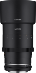 Samyang 135mm T2.2 VDSLR MK2 - Canon EF on musta kameraobjektiivi, jossa on valkoiset ja oranssit polttoväli- ja aukkomerkinnät, kuvioidut tarkennus- ja aukkorenkaat, ja sen mukana toimitetaan suuri vastavalosuoja.
