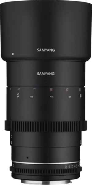 800q-01_117885 Samyang 135mm T2.2 VDSLR MK2 - Canon EF on musta kameraobjektiivi, jossa on valkoiset ja oranssit polttoväli- ja aukkomerkinnät, kuvioidut tarkennus- ja aukkorenkaat, ja sen mukana toimitetaan suuri vastavalosuoja.