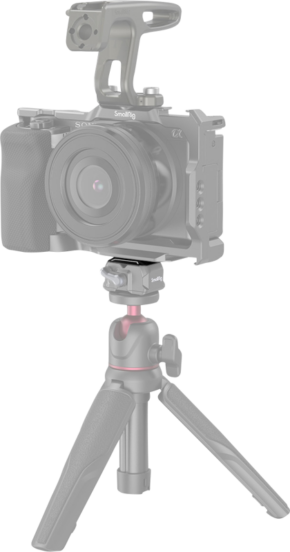 800q-01_118567 The SmallRig 3730 Drop-in Hawklock Mini Universal QR TopPlate is mounted on a small stand with an adjustable ball head that supports the grip and handle. The three legs of the stand are extended to ensure stability.