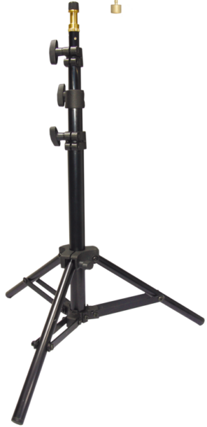 800q-01_119278 KUPO 033 Low Mini Kit Stand on musta säädettävä kolmijalkainen kolmijalkainen valaisinjalusta, jossa on kolme jalkaa ja lukitusnupit valaisinlaitteiden pitämiseen, kuvassa valkoista taustaa vasten.