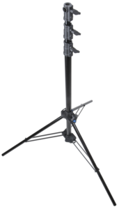 800q-01_119280 KUPO 090 Click Stand with Removable Center Column on musta, säädettävä kolmijalkainen jalusta, jossa on kolme ulosvedettävää osaa ja tukevat taittuvat jalat, jotka sopivat erinomaisesti valojen tai kameroiden kiinnittämiseen vaaleaa taustaa vasten.