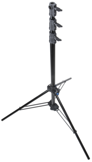KUPO 090 Click Stand with Removable Center Column on musta, säädettävä kolmijalkainen jalusta, jossa on kolme ulosvedettävää osaa ja tukevat taittuvat jalat, jotka sopivat erinomaisesti valojen tai kameroiden kiinnittämiseen vaaleaa taustaa vasten.