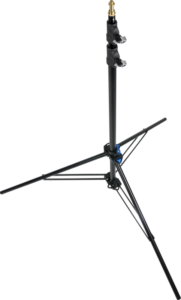 800q-01_119294 KUPO 080AC 8" Midi Click Stand with Air Cushion, musta säädettävä kolmijalkainen kolmijalkainen jalusta, jossa on kolme ulosvedettävää jalkaa ja keskitanko valaisulaitteiden tueksi, on esillä tavallisella, vaalealla pohjalla.