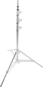 800q-01_119296 Kupo 135M Midi Max Kit Stand on hopeinen metallinen kolmijalkainen jalusta, jossa on kolme säädettävää osiota ja lukituskiinnikkeet, ja jossa on pidennetyt jalat, jotka näkyvät tavallisella valkoisella pohjalla.