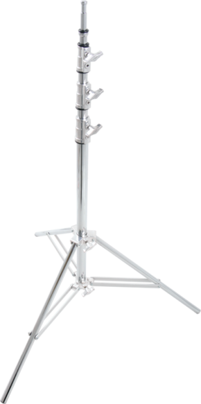 800q-01_119296 Kupo 135M Midi Max Kit Stand on hopeinen metallinen kolmijalkainen jalusta, jossa on kolme säädettävää osiota ja lukituskiinnikkeet, ja jossa on pidennetyt jalat, jotka näkyvät tavallisella valkoisella pohjalla.