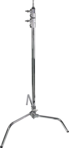 800q-01_119325 Hopeanvärisessä KUPO CL-20M 20" Master C-Stand With Sliding Leg & Quick-Release -jalustassa on keskitanko, kaksi säätönuppia ja kolme kulmikasta jalkaa, jotka on esitetty valkoisella pohjalla.