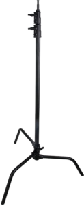 KUPO CL-20MB 20" Master C-Stand With Sliding Leg & Quick-Release - Black on kestävä metallinen valoteline, jossa on kolme kulmikasta jalkaa ja säädettävä korkeus, ihanteellinen studiovalaistuksen tukemiseen valokuvauksessa tai elokuva-asetuksissa. Tasainen neutraali tausta.