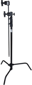 800q-01_119328 KUPO CL-20MKB 20" Master C-Stand With Sliding Leg & Quick-Release - Black Kit on säädettävä, kolmijalkainen jalusta, jossa on useita nuppeja ja joka on ihanteellinen valaisimien tai laitteiden turvalliseen pitämiseen valokuvauksessa ja elokuvatuotannossa.