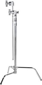 800q-01_119331 Hopeanvärisessä KUPO CL-30MK 30" Master C-Stand With Sliding Leg Kit & Quick Release -jalustassa on kolme jalkaa ja säädettävät varret, jotka sopivat erinomaisesti valaistuslaitteiden tai taustojen turvalliseen pitämiseen valokuvaus- ja elokuvastudioissa.