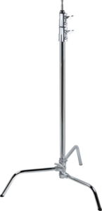 800q-01_119333 Kupo CL-40M 40" Master C-Stand With Sliding Leg & Quick-Release System - Silver on tukeva metallinen jalusta, jossa on korkea keskitanko ja kaksi jalkaa, ihanteellinen valaisimien tai laitteiden turvalliseen pitämiseen valokuvauksessa ja elokuvatuotannossa.