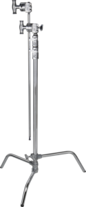 800q-01_119335 Hopeanvärisessä Kupo CL-40MK 40" Master C-Stand -jalustassa, jossa on liukujalkasarja ja pikavapautusjärjestelmä, on säädettävät varret ja kolme jalkaa, jotka ovat ihanteellisia valaisulaitteiden tukemiseen valokuvauksessa tai elokuvissa. Kuvattu tavallista, vaaleaa taustaa vasten.
