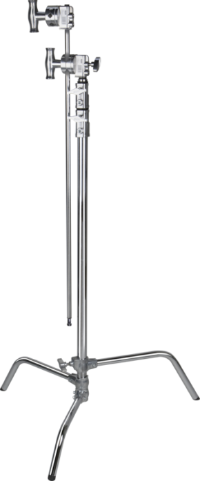 800q-01_119335 Hopeanvärisessä Kupo CL-40MK 40" Master C-Stand -jalustassa, jossa on liukujalkasarja ja pikavapautusjärjestelmä, on säädettävät varret ja kolme jalkaa, jotka ovat ihanteellisia valaisulaitteiden tukemiseen valokuvauksessa tai elokuvissa. Kuvattu tavallista, vaaleaa taustaa vasten.