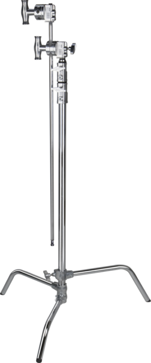 800q-01_119335 Hopeanvärisessä Kupo CL-40MK 40" Master C-Stand -jalustassa, jossa on liukujalkasarja ja pikavapautusjärjestelmä, on säädettävät varret ja kolme jalkaa, jotka ovat ihanteellisia valaisulaitteiden tukemiseen valokuvauksessa tai elokuvissa. Kuvattu tavallista, vaaleaa taustaa vasten.