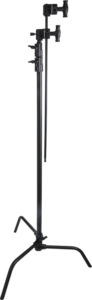 800q-01_119336 Kupo CL-40MK 40" Master C-Stand with Sliding Leg Kit & Quick Release System, musta, on korkea, säädettävä metallinen kolmijalka, jota käytetään yleisesti valokuvaus- tai valaistuslaitteiden tukemiseen valkoista taustaa vasten.