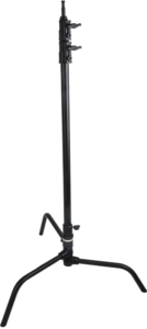 800q-01_119344 Kupo CT-20MB 20" Master C-Stand with Turtle Base - Black on metallinen kolmijalkainen kolmijalkainen jalusta, jossa on säädettävät korkeuskiinnikkeet valojen tai kameroiden tukemiseen valkoista taustaa vasten.