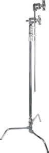Hopeanvärinen Kupo CT-40MK 40" Master C-Stand with Turtle Base Kit -jalustapaketti on esitetty pystyssä valkoista taustaa vasten, ja siinä on säädettävät varret ja tukevat jalat valojen tai muiden valokuvaus- ja elokuvalaitteiden tukemiseen.