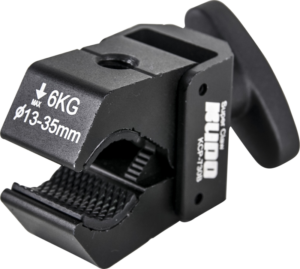 Lähikuva KUPO KCP-730B Super Claw -puristimesta, joka on musta metallipuristin, jossa on merkintä "6KG Max, Ø13-35mm" ja jossa on harjattu ote ja suuri kahva kameravarusteiden ja muiden esineiden turvalliseen pitämiseen.