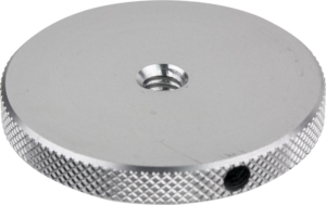 Kupo KS-068 Knurled Round Flange Disc on 1,77 tuuman hopeinen, litteä levy, jossa on kuvioitu reuna, keskellä 1/4 "-20 naaraskierteinen reikä ja pienempi sivureikä - ihanteellinen asennukseen tai sovitinlevyksi.