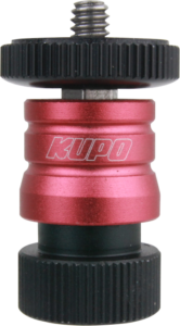 800q-01_119522 Lähikuva punamustasta Kupo KS-085 pikalukitussovittimesta 1/4"-20 uros - naaras, jossa on kaksi kuvioitua pyöreää mustaa nuppia ja metallinen ruuvi yläosassa, jota käytetään kameravarusteiden kiinnittämiseen tai säätämiseen.