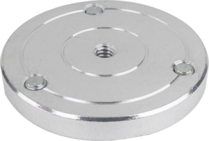 Kupo KS-122 Round Knob -nupissa on litteä, hopeinen metallikiekko, jossa on keskellä 1/4"-20-kierteinen reikä ja kolme tasaisin välein olevaa niittiä reunan lähellä, kuvassa tavallista taustaa vasten.