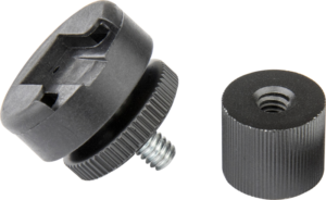 Lähikuva Kupo KS-143 Cold Shoe Mount With 1/4" Thread Screw -kiinnikkeestä ja sen erillisestä vastaavasta kierteitetystä suojuksesta, molemmat vaalealla taustalla.