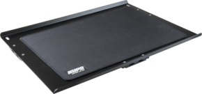 Kupo KS-312B Tethermate for MacBook 15" on musta metallinen kannettavan tietokoneen lokero, jossa on kuvioitu liukumaton pinta ja Kupo-brändinimi painettuna valkoisella vasemmassa alakulmassa.