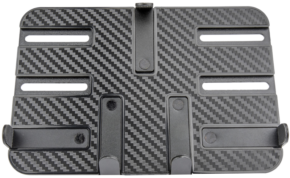 800q-01_119572 KUPO KS-410 Universal Tablet Holder -taulutietokonetelineessä on suorakulmainen, hiilikuitukuvioinen levy, jossa on neljä metallikoukkua, useita vaakasuuntaisia aukkoja säädettävää asemointia varten, kuvioitu pinta ja symmetrinen muotoilu.