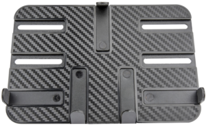 800q-01_119572 KUPO KS-410 Universal Tablet Holder -taulutietokonetelineessä on suorakulmainen, hiilikuitukuvioinen levy, jossa on neljä metallikoukkua, useita vaakasuuntaisia aukkoja säädettävää asemointia varten, kuvioitu pinta ja symmetrinen muotoilu.