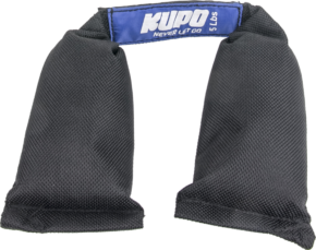 800q-01_119602 Kupo KSW-10 Wrap & Go Shot Bag 4.6kg on musta kankainen satulalaukkutyylinen paino, jossa on kaksi yhdistettyä pussia ja sininen KUPO NEVER LET GO -merkki kahvassa.