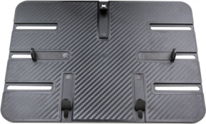 KUPO KS-411 Universal Tablet Holder for iPad Pro -tablettitelineessä on musta, hiilikuitukuvioitu muotoilu, jossa on säädettävät aukot ja korotetut kielekkeet, jotka pitävät laitteen turvallisesti, sekä Dia. 26 mm:n kuula monipuolista sijoittelua varten.