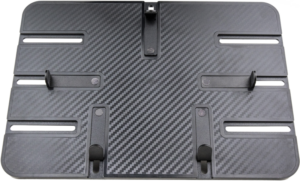 800q-01_120758 KUPO KS-411 Universal Tablet Holder for iPad Pro -tablettitelineessä on musta, hiilikuitukuvioitu muotoilu, jossa on säädettävät aukot ja korotetut kielekkeet, jotka pitävät laitteen turvallisesti, sekä Dia. 26 mm:n kuula monipuolista sijoittelua varten.