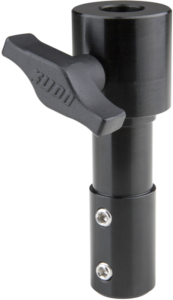 800q-01_121299 Kupo KS-202B Double End TVMP Spigot 17 mm:n vastaanottimella (musta) sisältää tukevan, säädettävän kiinnittimen ja suuren siipikahvan sauvoihin tai pylväisiin kiinnittämistä tai lukitsemista varten.