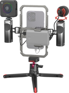 800q-01_122379 SmallRig 3591 All-In-One Video Kit Mobile Ultra sisältää metallirungon, johon on asennettu älypuhelin, kaksi sylinterimäistä kahvaa, ulkoisen mikrofonin, kompaktin LED-valon ja jalustan ammattimaiseen liikkuvaan videokuvaukseen.