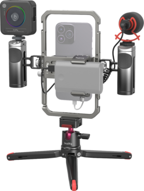 800q-01_122379 SmallRig 3591 All-In-One Video Kit Mobile Ultra sisältää metallirungon, johon on asennettu älypuhelin, kaksi sylinterimäistä kahvaa, ulkoisen mikrofonin, kompaktin LED-valon ja jalustan ammattimaiseen liikkuvaan videokuvaukseen.