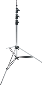 800q-01_122494 Kupo 145M Heavy-Duty Baby Stand on hopeanvärinen metallinen valoteline, jossa on kolme säädettävää osaa, mustat kiristysnupit ja kolme levennettyä jalkaa vakauden takaamiseksi, kuvassa valkoista taustaa vasten.