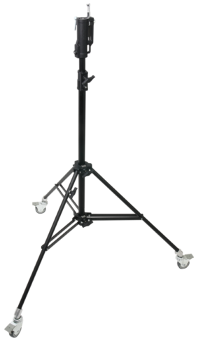 KUPO 228MB Master Combo Stand w/ Caster (musta) on musta metallinen kolmipyöräinen kolmijalkainen, lukittava jalusta, jossa on säädettävä korkeus ja joka on suunniteltu kameroiden tai valojen kiinnittämiseen.