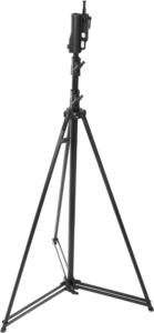 Kupo 473B Tall Stand (musta) on metallinen kolmijalkainen valoteline, jossa on säädettävät jalat ja keskipylväs, ihanteellinen valokuvaus- tai elokuvastudioihin, kuvassa valkoisella pohjalla.