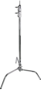 800q-01_122517 Kupo CS-20M Master 20" C Stand w/ Sliding Legs -jalustassa on keskitanko, kaksi lukituskahvaa ja kolme kulmikasta jalkaa, jotka on esitetty eristettyinä valkoisella pohjalla.