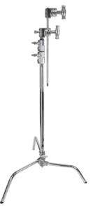 800q-01_122519 Kupo CS-20MK 20" C Stand w/ Sliding Leg Kits (hopea) on suunniteltu valokuvaukseen ja elokuvatuotantoon valaisulaitteiden ja lisävarusteiden tueksi, ja siinä on säädettävät varret ja kahvat.