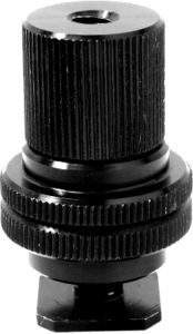 800q-01_122720 Lähikuva Kupo KS-041 Hot Shoe Adapter 3/8''-1/4''' W Barrel Adapterista, mustasta metallisesta lisävarusteesta, jossa on kaksi kuvioitua säätörengasta ja keskireikä, jota käytetään lisävarusteiden kiinnittämiseen kameran hot shoe -kenkään.