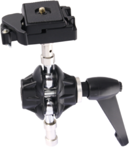 800q-01_122749 Lähikuva Kupo KS-105 Versatile Swivel Adapter with Quick Release Camera Plate -kameralevyllä varustetusta monikäyttöisestä kääntyvästä sovittimesta, jossa näkyy sen säätönupit, paikoituskahva ja pikavapautuslevy valkoista taustaa vasten.