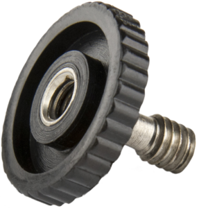 Lähikuva Kupo KS-141 1/4" uros 1/4" naarasruuvisovittimesta, jossa on metalliruuvi, jossa on suuri, pyöreä, musta harjattu muovinuppi, jota käytetään yleisesti peukaloruuvina tai kameran jalustakiinnityksessä.